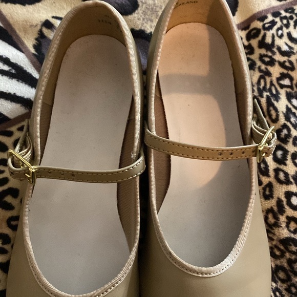 🌻🌻🌻Kids tan tap shoes made in Thailand great condition - Picture 5 of 5
